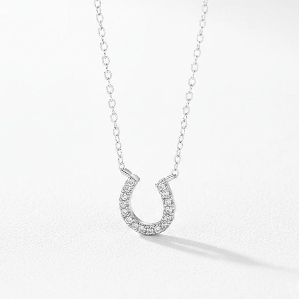 Lykke – Necklace with horseshoe pendant
