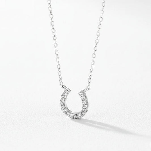 Lykke – Necklace with horseshoe pendant