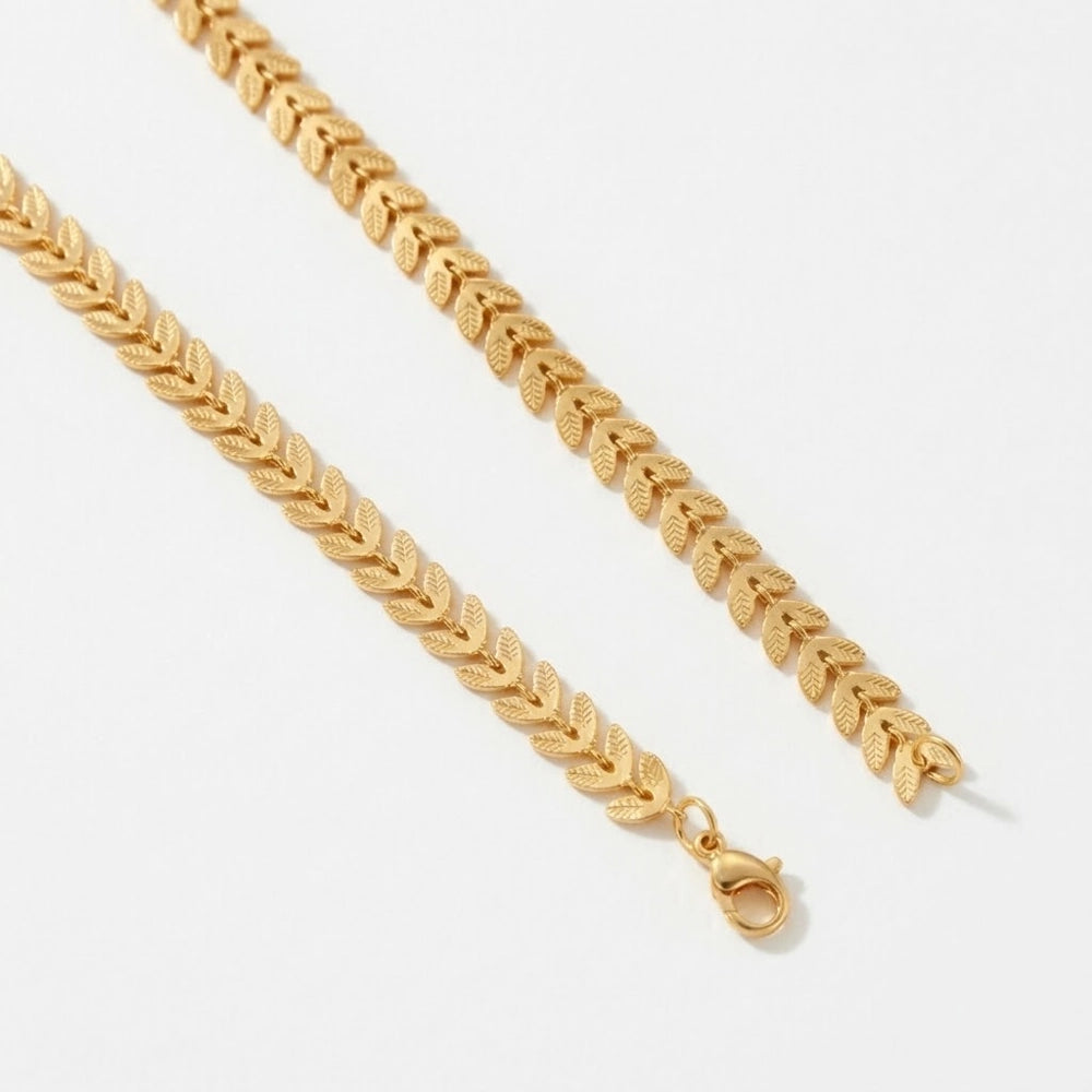 Madeline – Necklace with linked leaves
