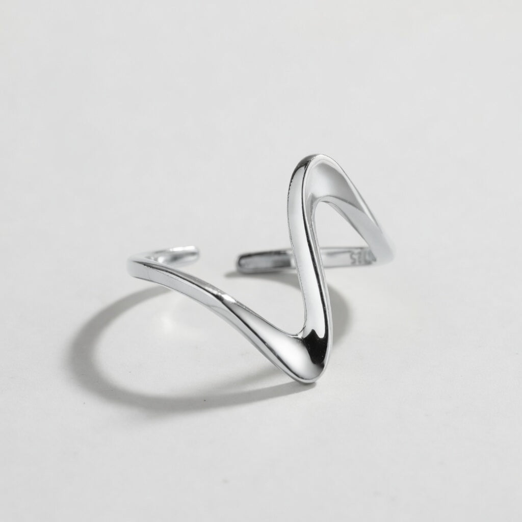 Vendela – Adjustable ring with wavy design