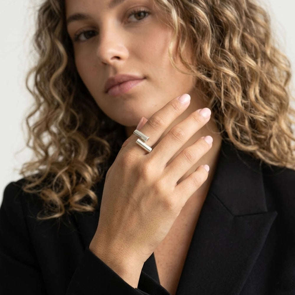 Modest - Verstellbarer Ring mit modernem Design