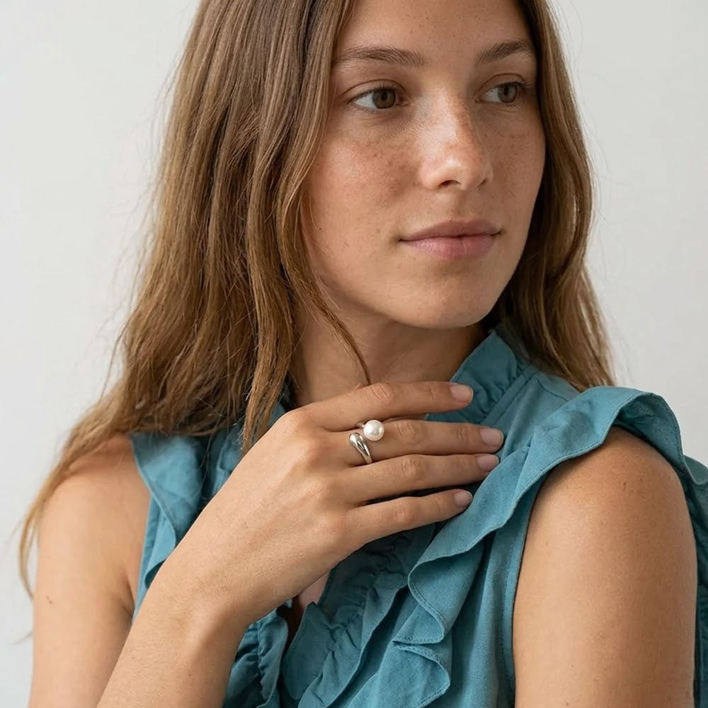 Silken Dew – Adjustable pearl-accented ring