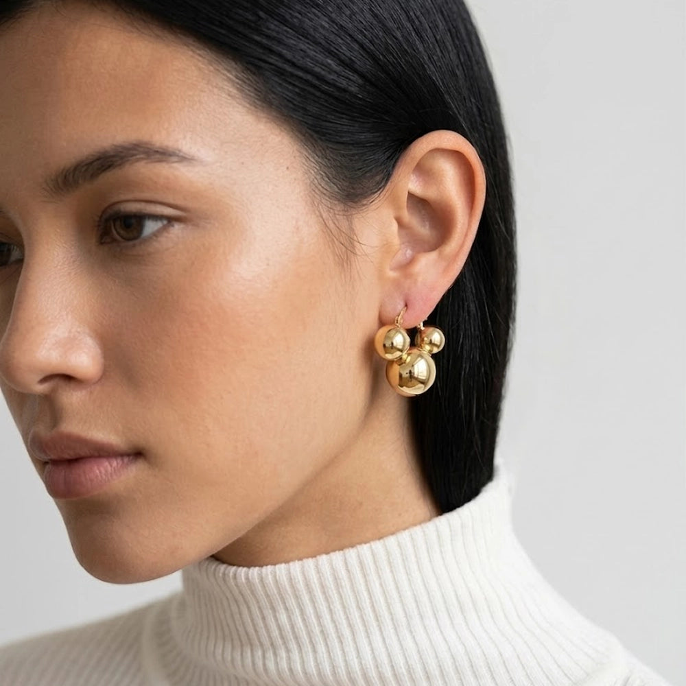 Trio Globe – Hoop earrings with three beads