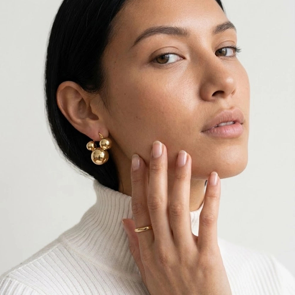 Trio Globe – Hoop earrings with three beads
