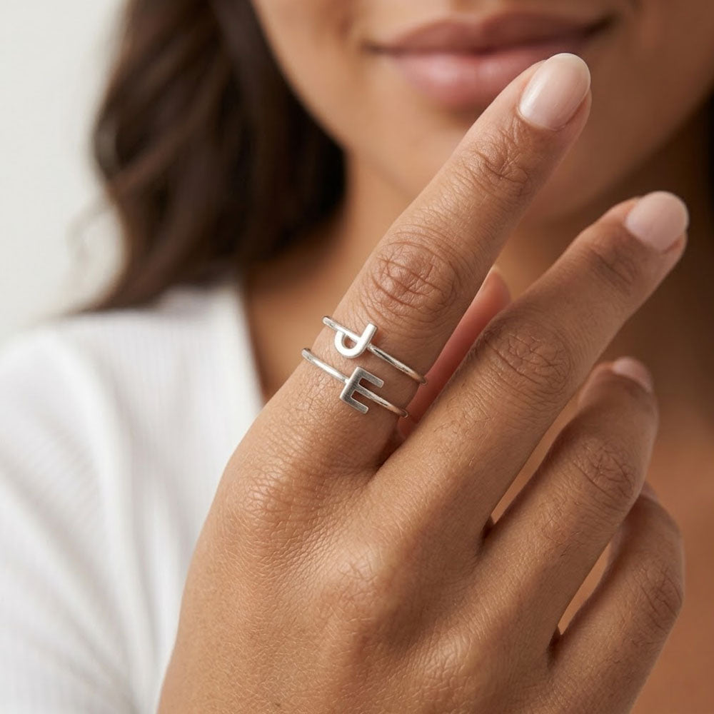 Unique - Verstellbarer Ring mit Buchstabe