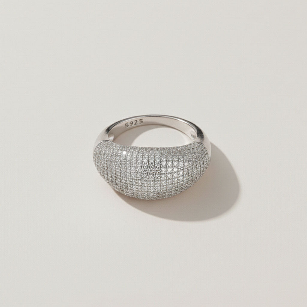 Valkyria – Ring with a sparkling pavé finish