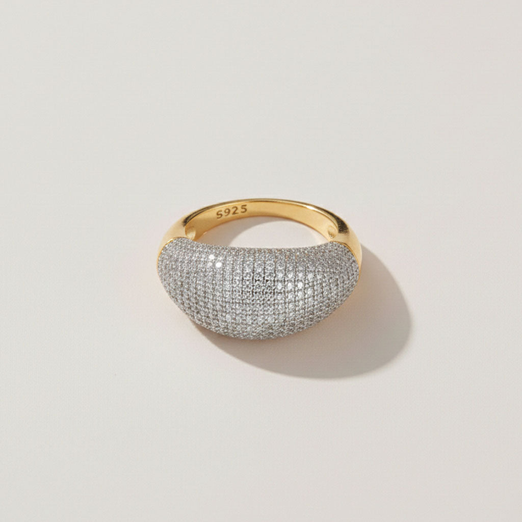 Valkyria – Ring with a sparkling pavé finish