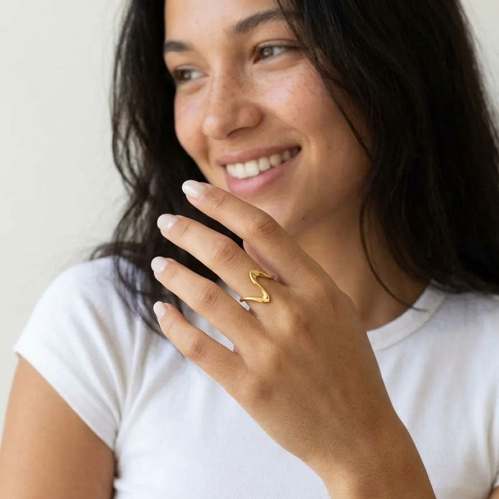 Vendela – Adjustable ring with wavy design