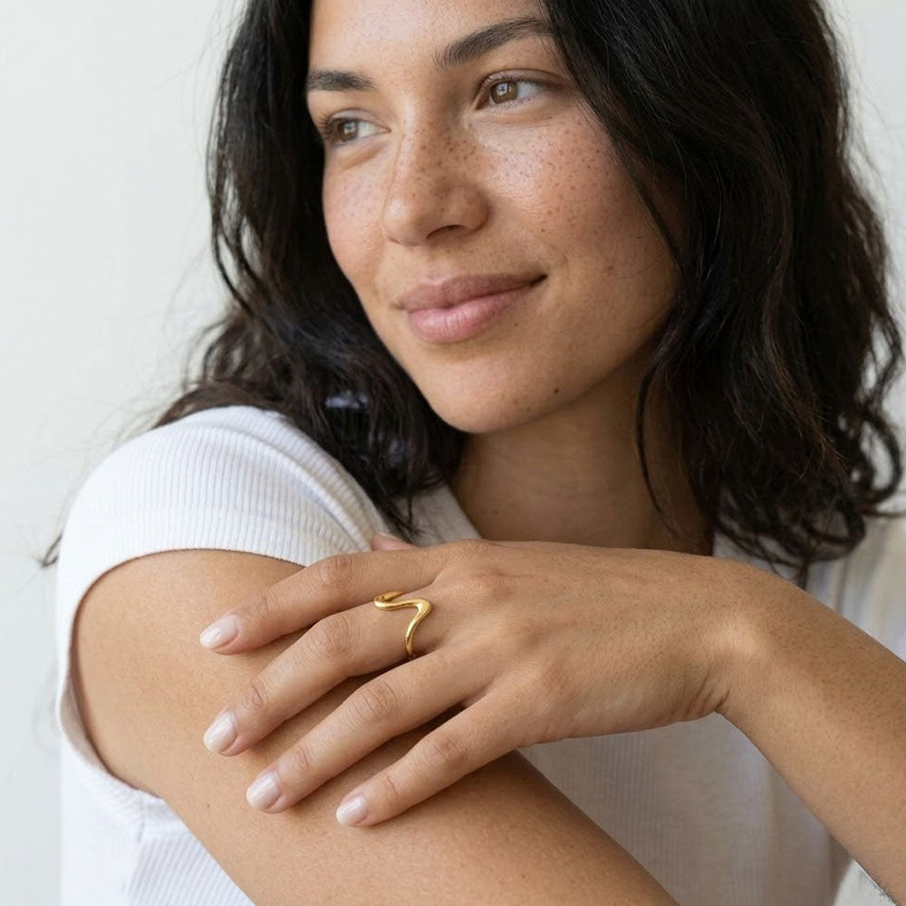 Vendela – Adjustable ring with wavy design