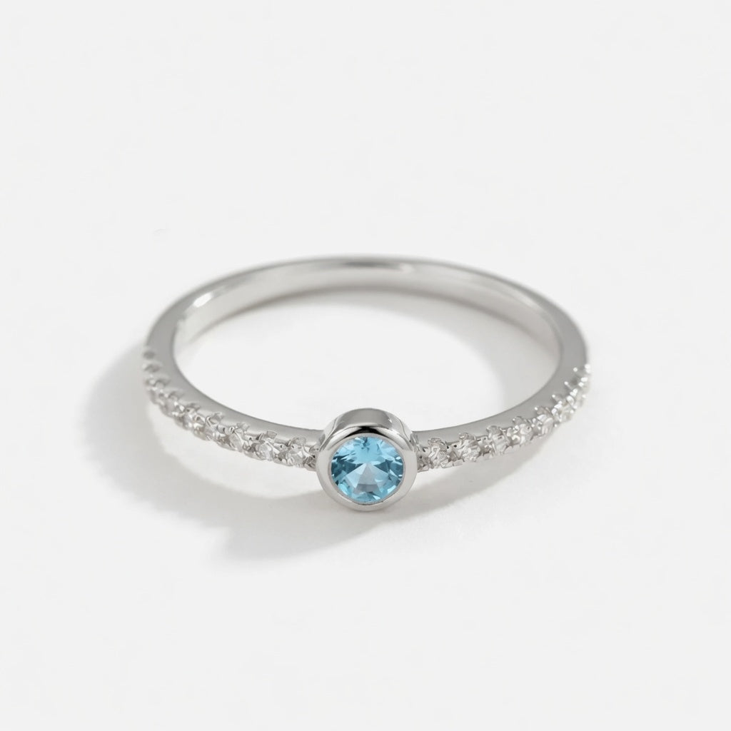 Blue Ivy - Zarter Ring mit eisblauem Akzent