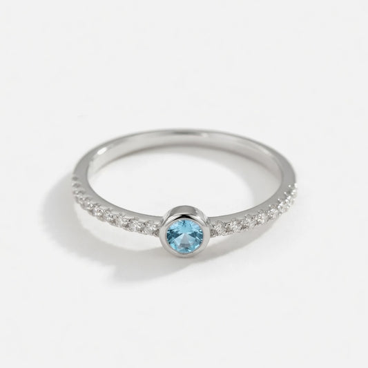 Blue Ivy - Zarter Ring mit eisblauem Akzent