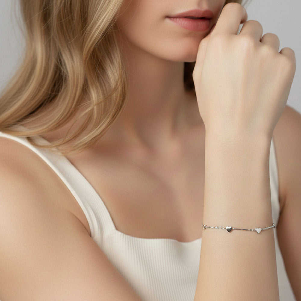 Adoria – Bracelet with hearts along the chain