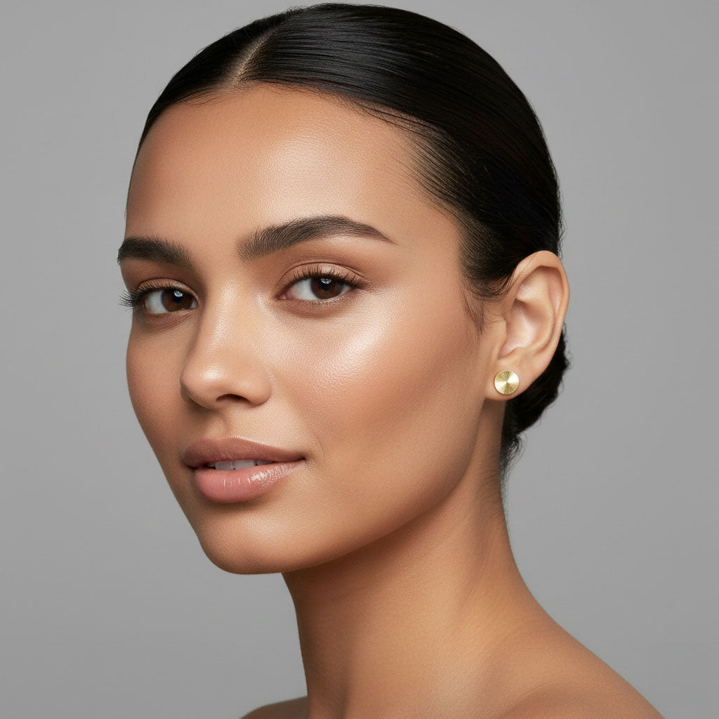 Athena – Stud earrings with decorative plate