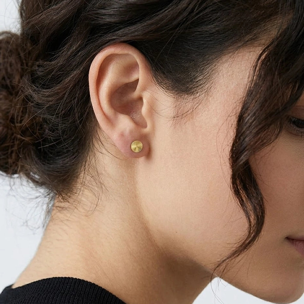 Athena – Stud earrings with decorative plate