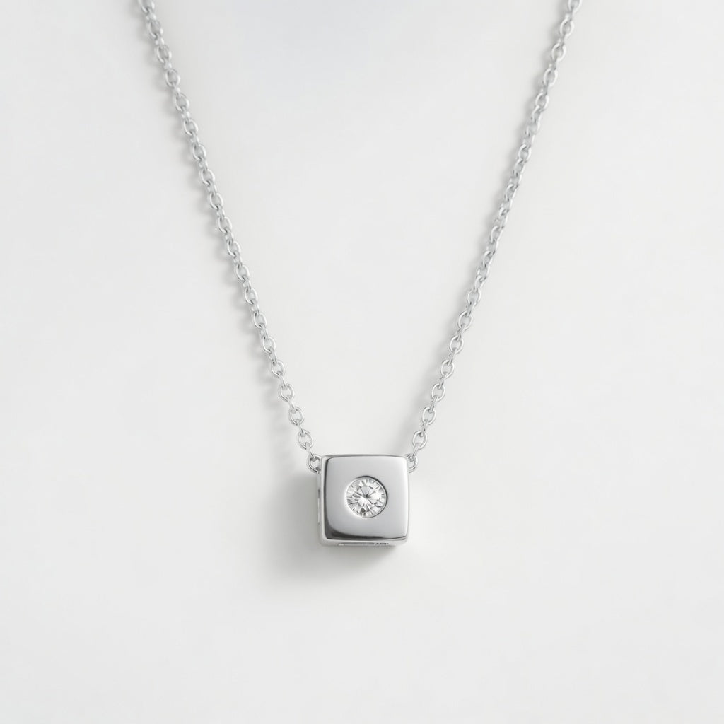 Gyda – Necklace with square-shaped pendant