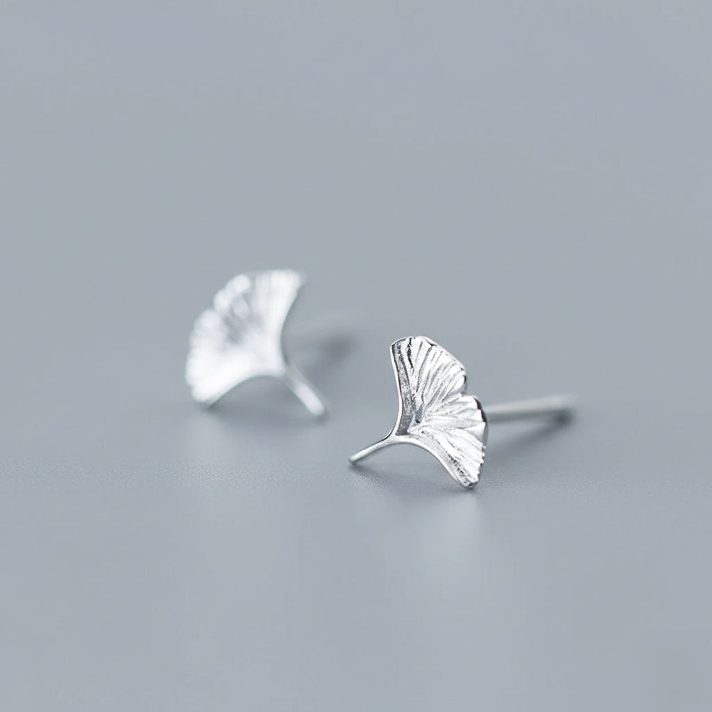 Carmella – Stud earrings with ginkgo leaf design