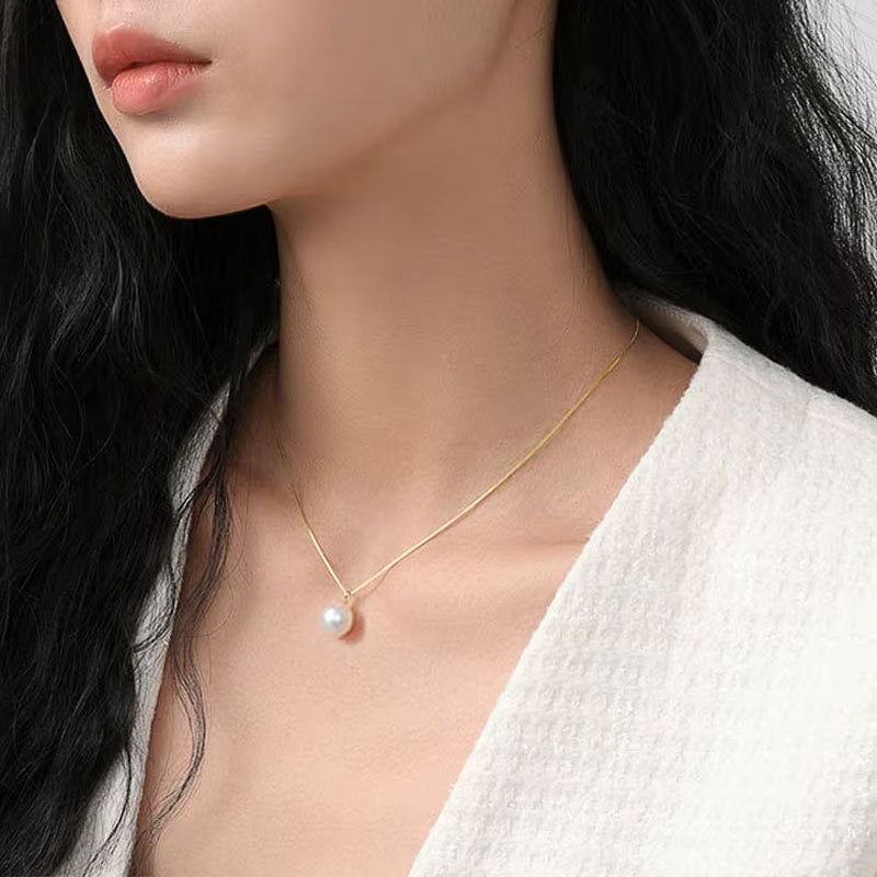 Cassandra – Necklace with delicate pearl pendant