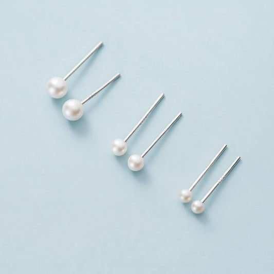 Silja – Small stud earrings with pearl