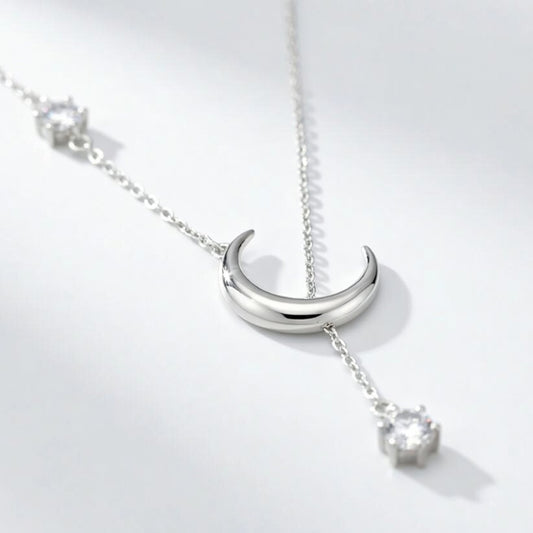 Lune - Halskette mit Mondsichel und Steinen