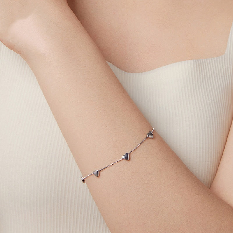 Adoria – Bracelet with hearts along the chain