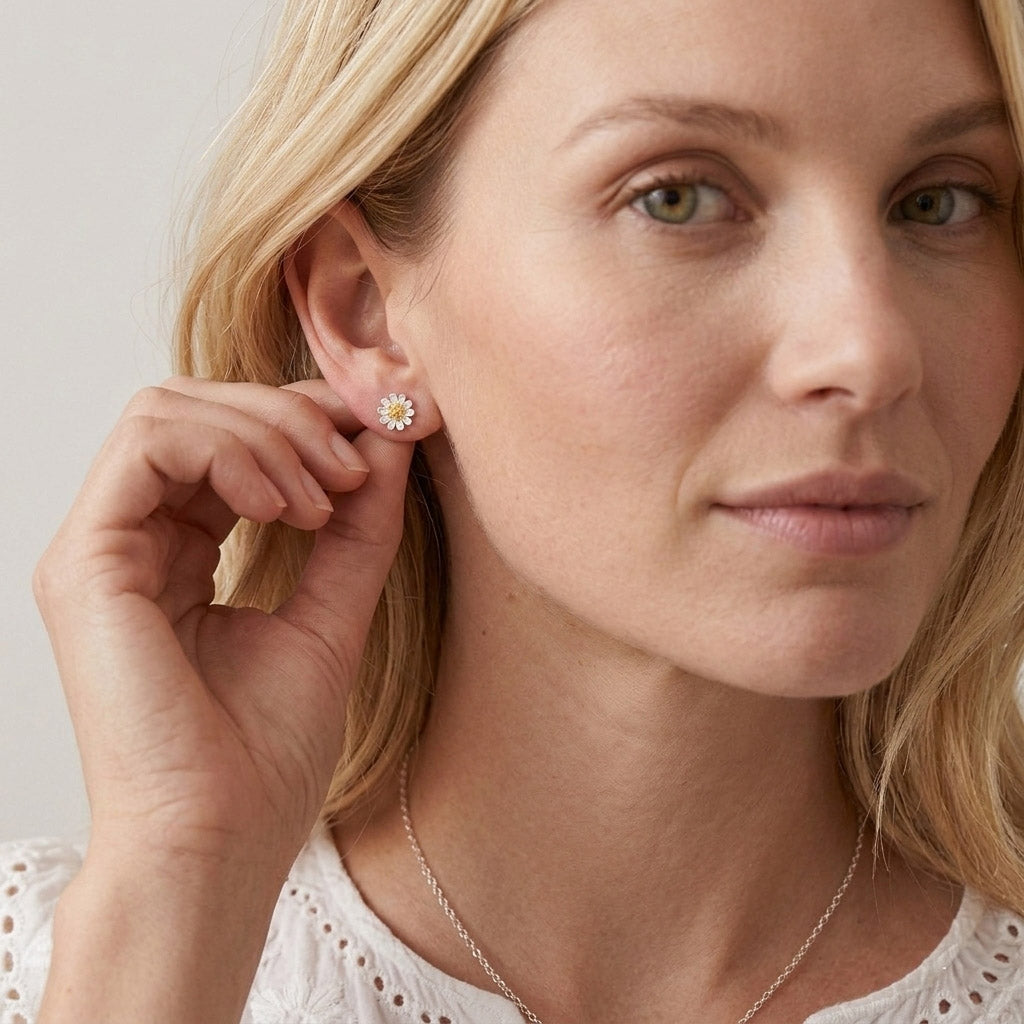 Daisy Flower – Stud earrings with daisy design and screw backs