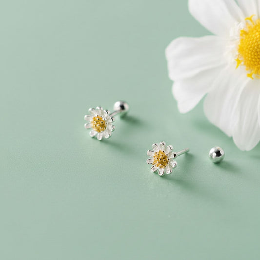 Daisy Flower – Stud earrings with daisy design and round screw backs