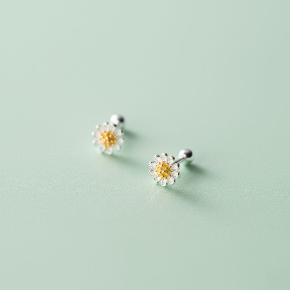 Daisy Flower – Stud earrings with daisy design and round screw backs