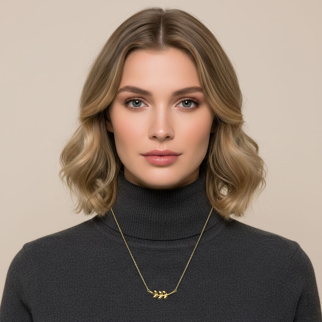 Evergreen – Necklace with a leaf-shaped pendant