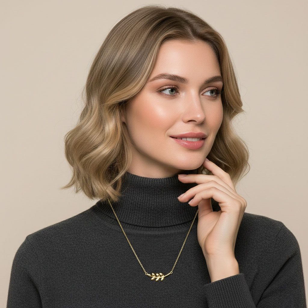 Evergreen – Necklace with a leaf-shaped pendant