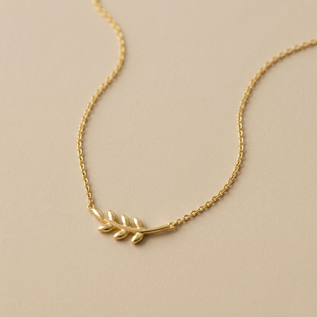 Evergreen – Necklace with a leaf-shaped pendant