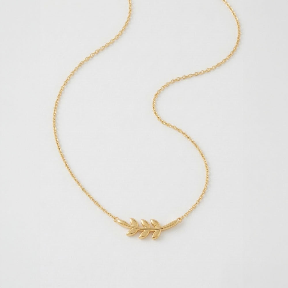 Evergreen – Necklace with a leaf-shaped pendant