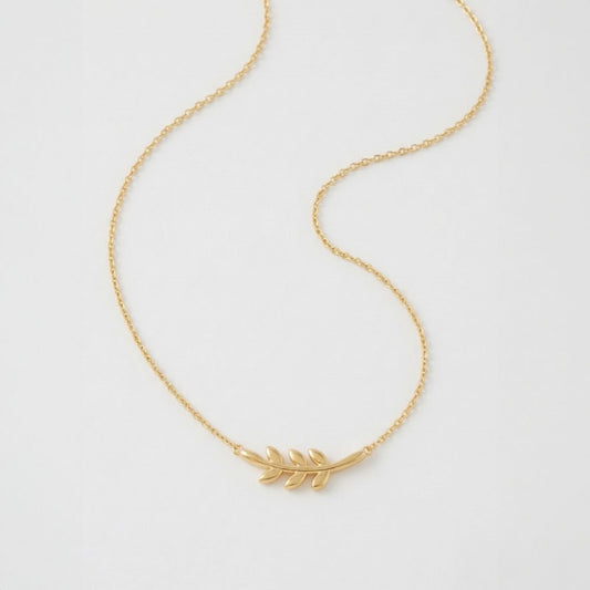 Evergreen – Necklace with a leaf-shaped pendant