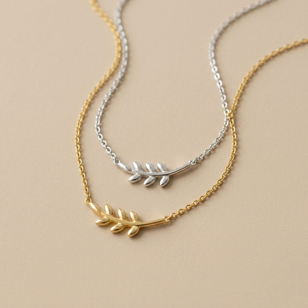 Evergreen – Necklace with a leaf-shaped pendant