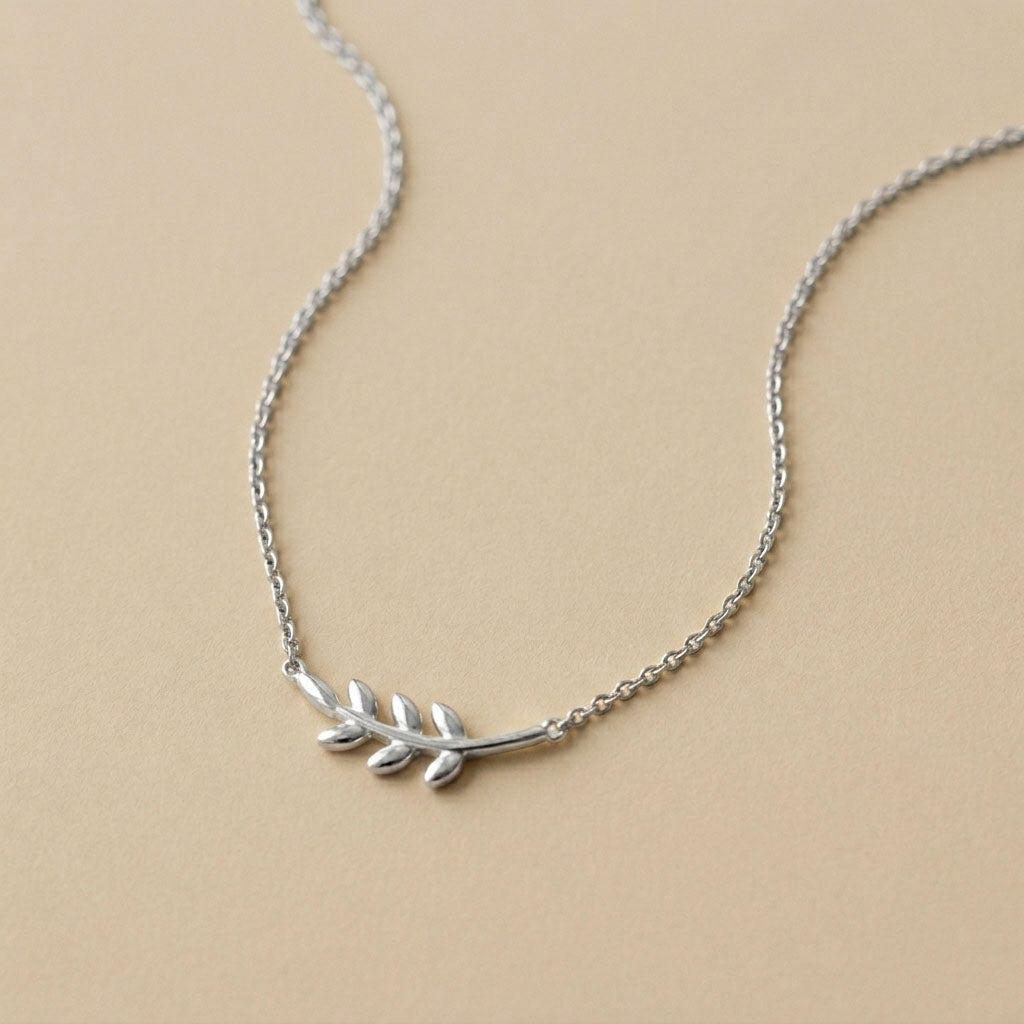 Evergreen – Necklace with a leaf-shaped pendant
