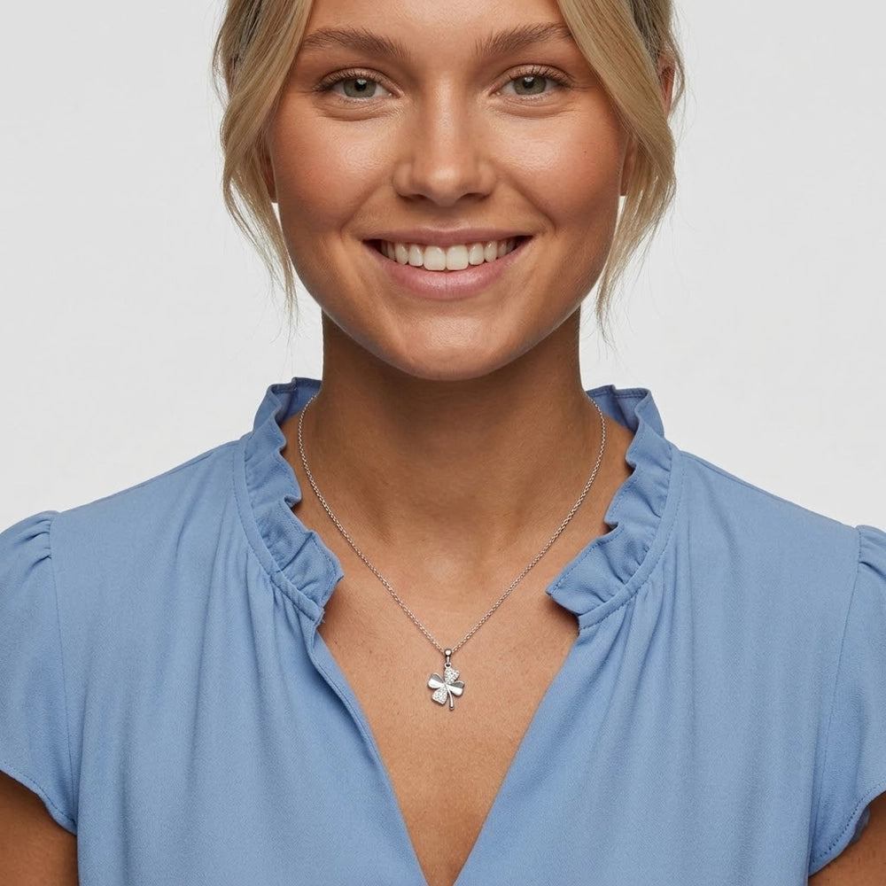 Felice – Necklace with sparkling four-leaf clover pendant