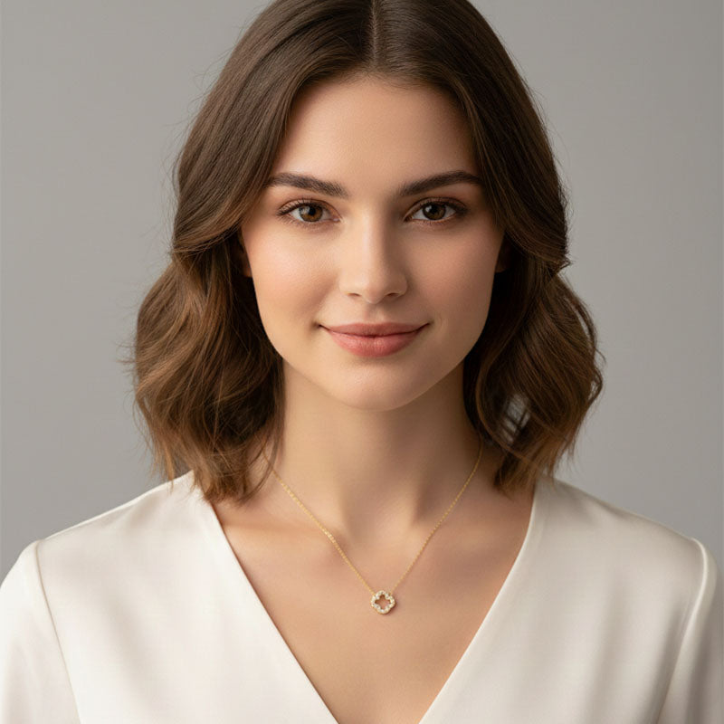 Fortune Bloom - Halskette mit Anhänger in Kleeblattform