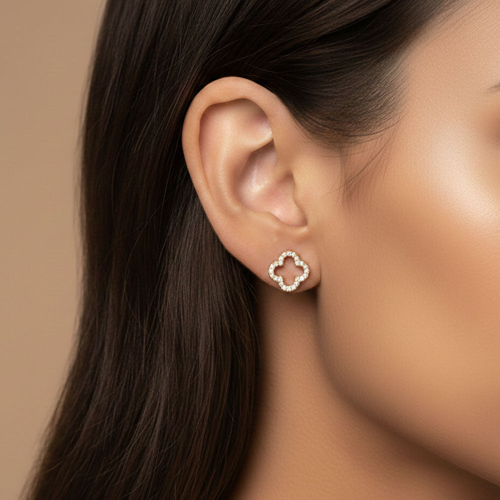 Fortune Bloom – Stud earrings with four-leaf clover design and round screw backs