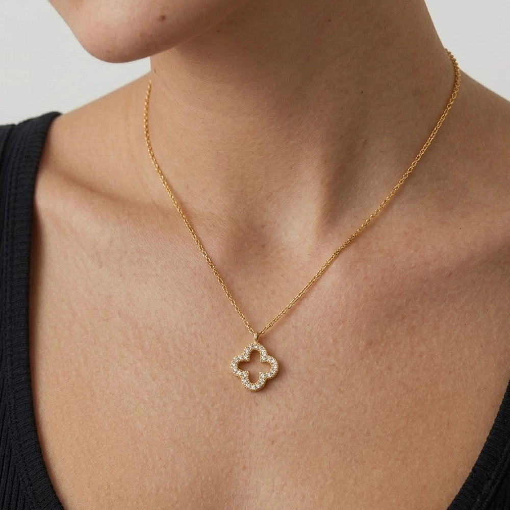 Fortune Bloom – Necklace with clover-shaped pendant