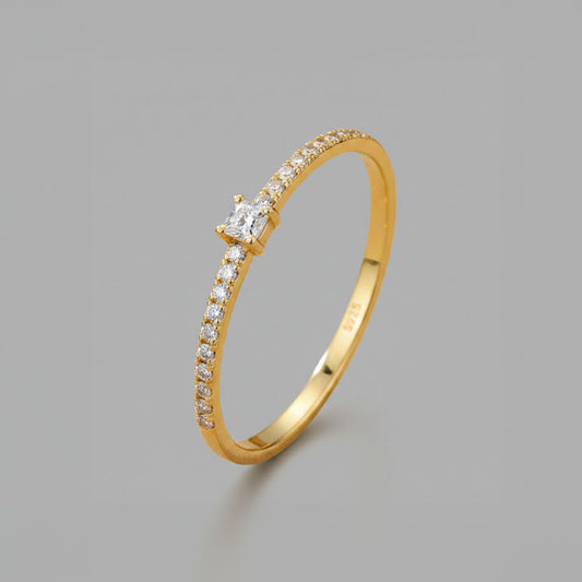Gloria – Ring with subtle gem detail