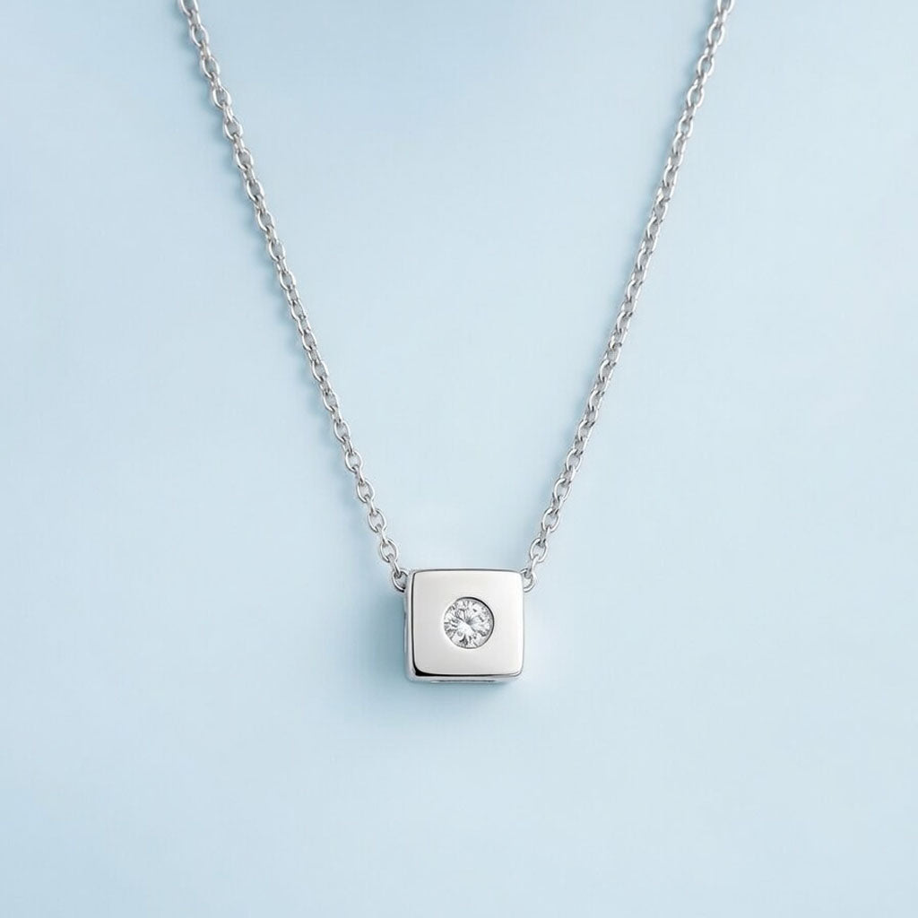 Gyda – Necklace with square-shaped pendant