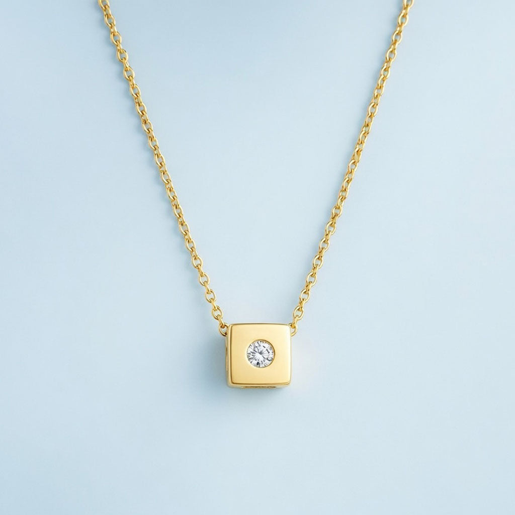 Gyda – Necklace with square-shaped pendant