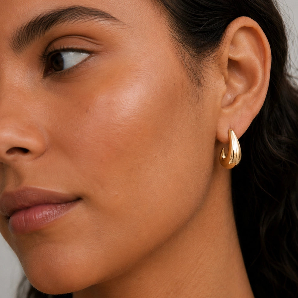 Jade Arc – Earrings in a J-shaped design