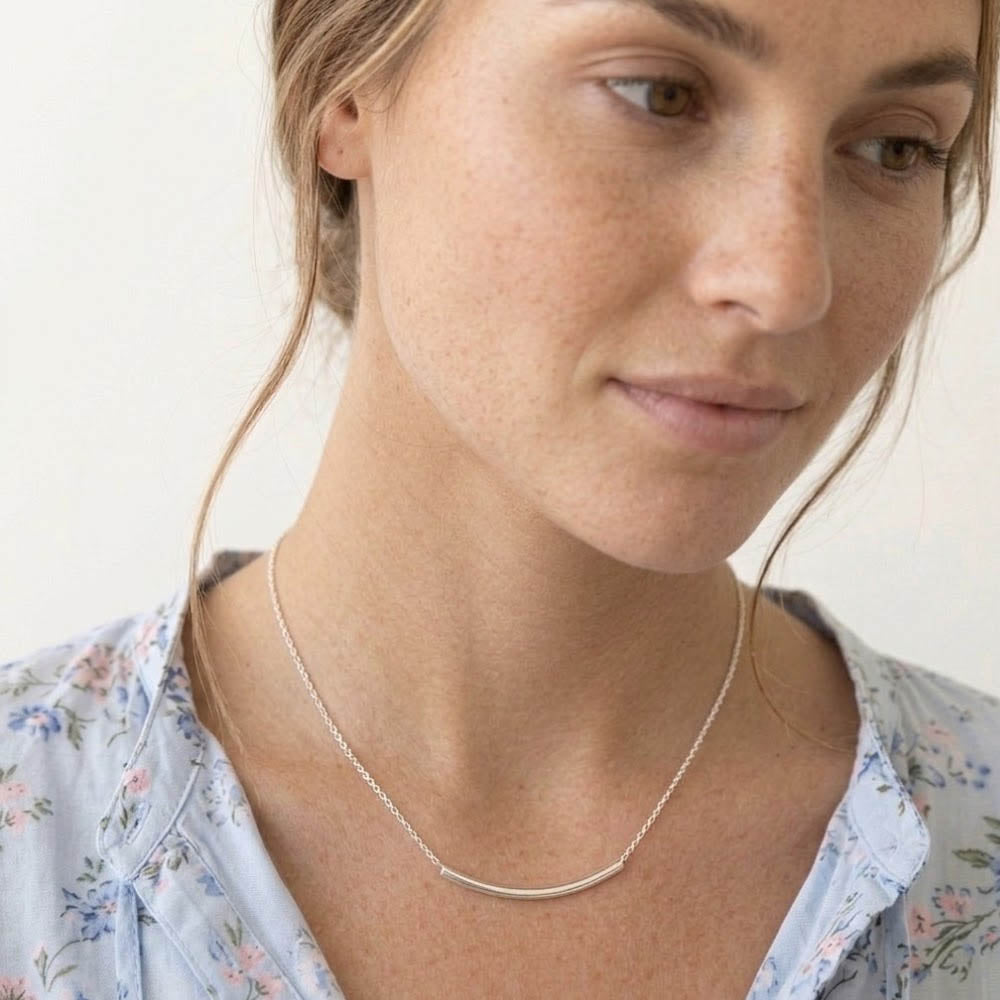 Jinnie – Necklace with minimalist design