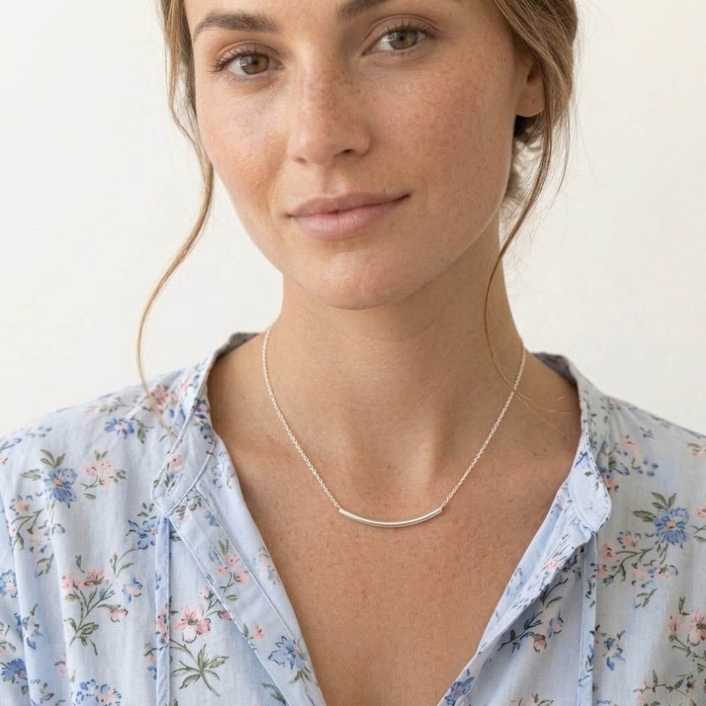 Jinnie – Necklace with minimalist design