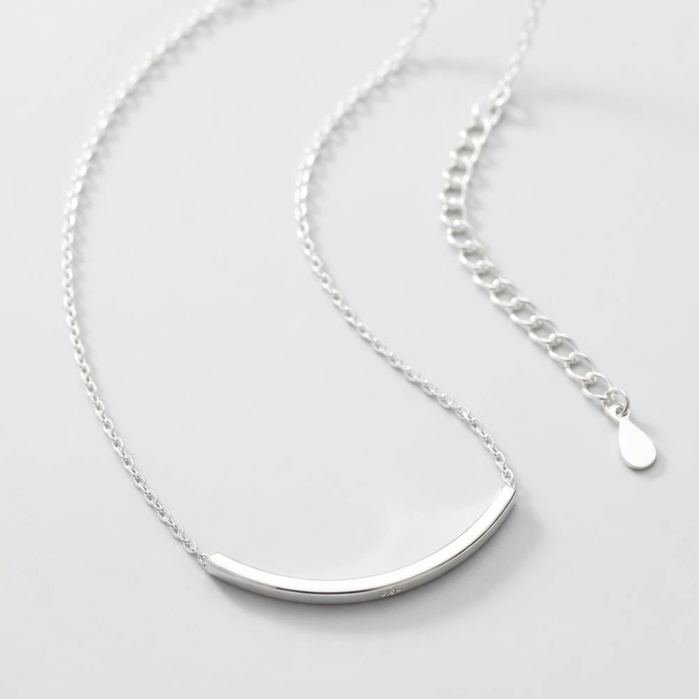 Jinnie – Necklace with minimalist design