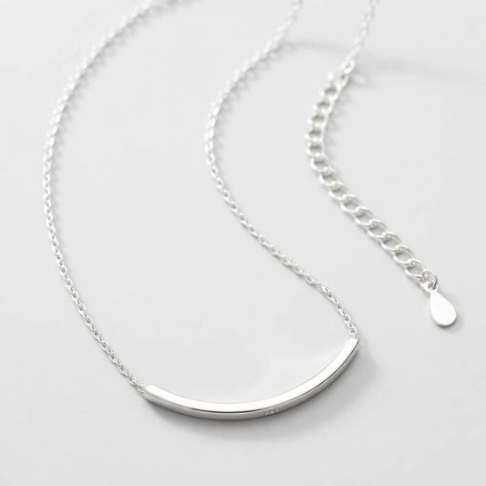 Jinnie – Necklace with minimalist design