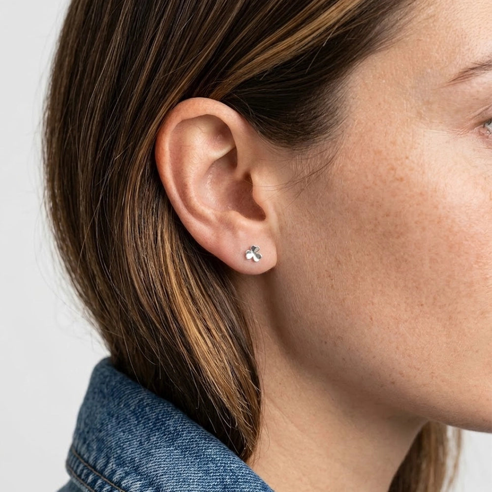 Jolie – Stud earrings with clover design and screw backs