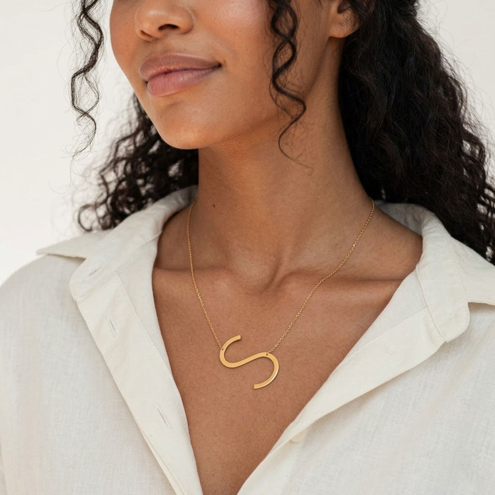 Juno – Necklace with large letter pendant