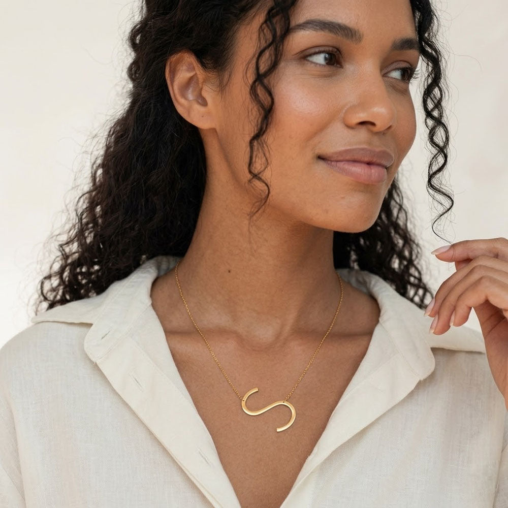 Juno – Necklace with large letter pendant