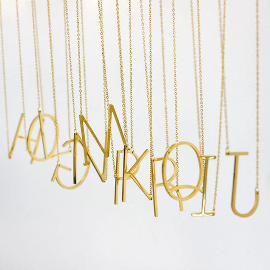 Juno - Halskette mit großem Buchstaben-Anhänger